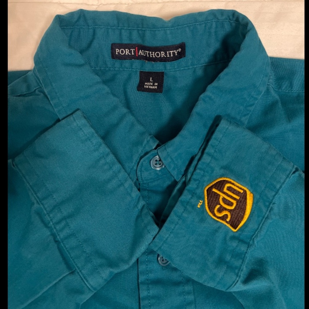Men’s UPS Store Embroidered Work Button Down Shirt Size Large Teal Blue